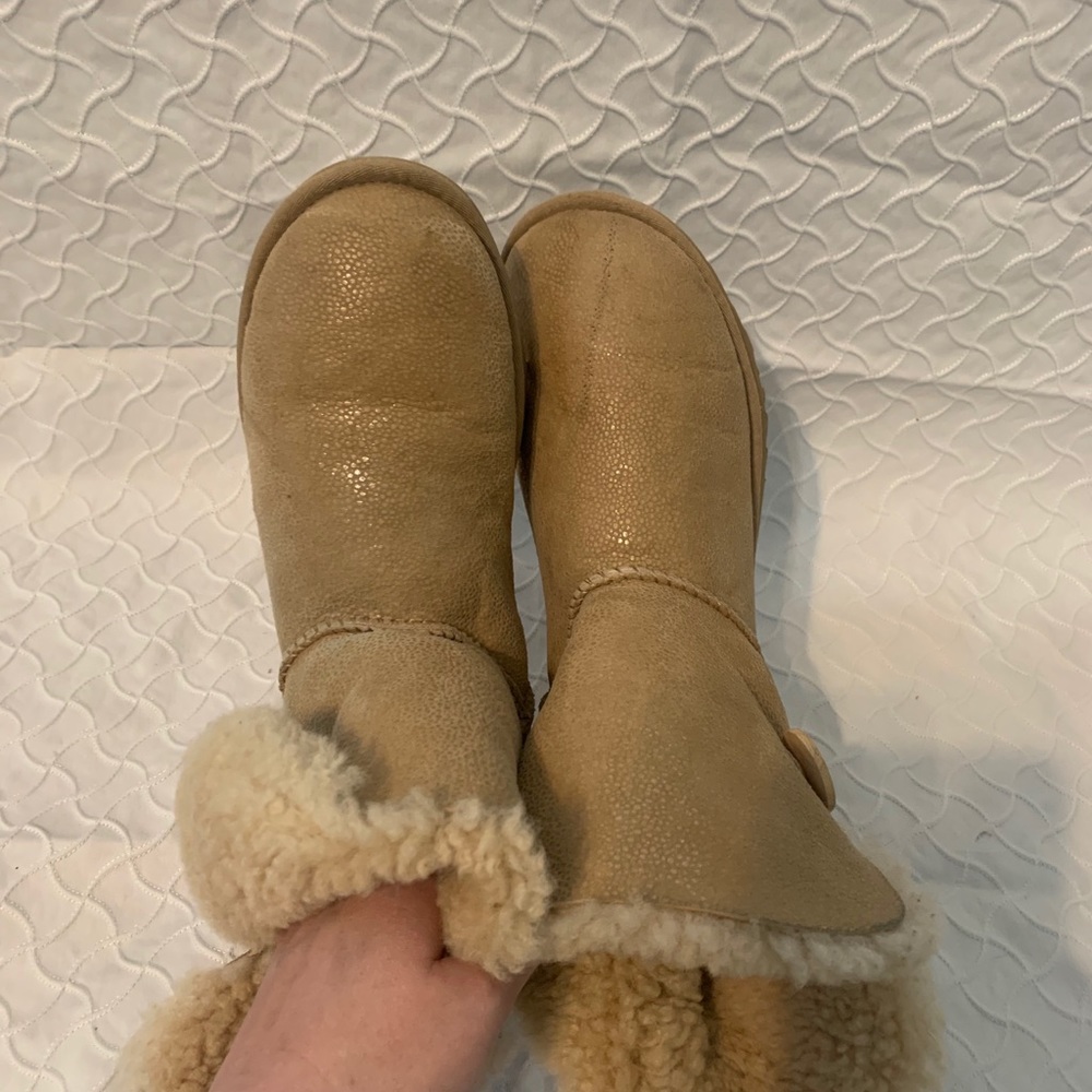 Ugg Bailey button short boot size 9, tan - Picture 4 of 9
